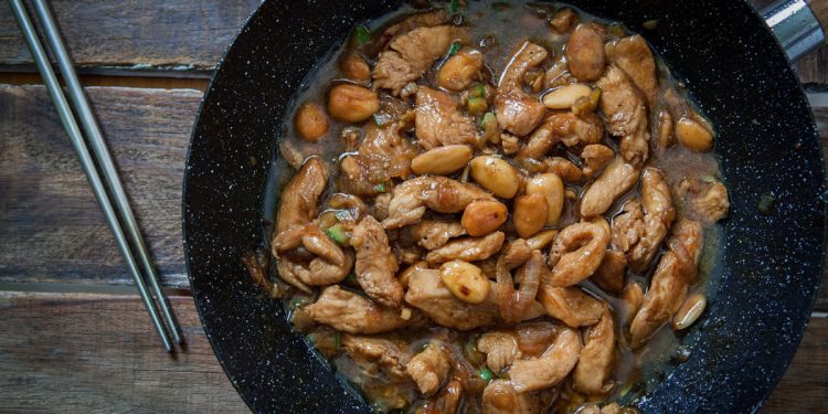 una padella anti aderente con dentro il pollo alle mandorle