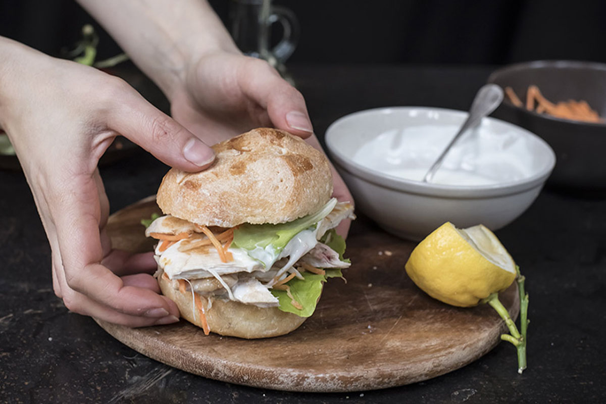 ricette con yogurt: panino con pollo grigliato, carote julienne e salsa allo yogurt