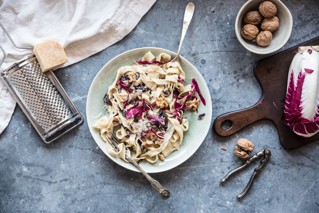 tagliatelle fatte in casa con radicchio e noci