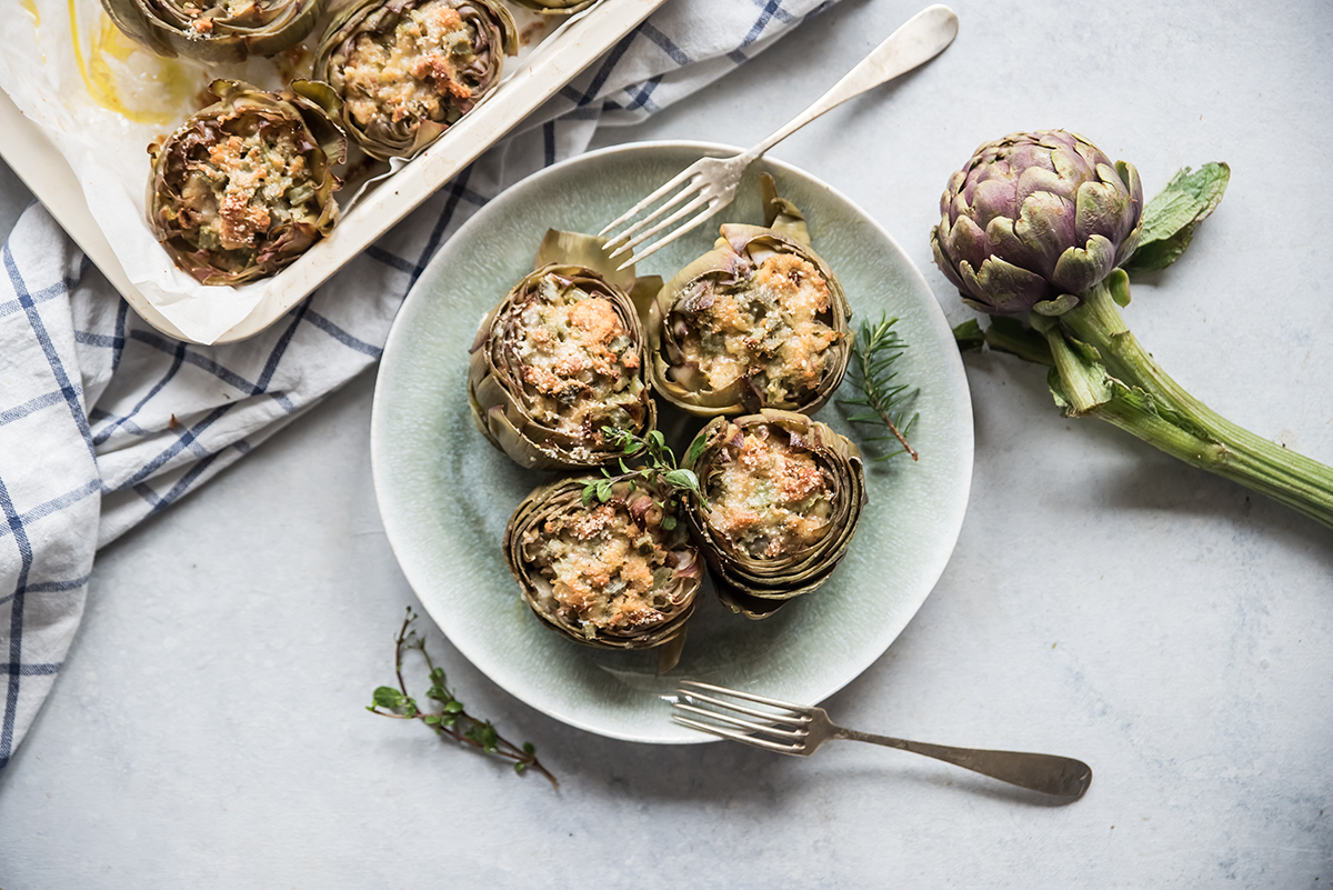 Carciofi ripieni di pane alle erbe aromatiche