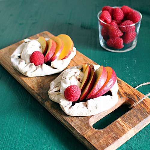Coppette con mousse allo yogurt e frutta fresca leggere e senza glutine