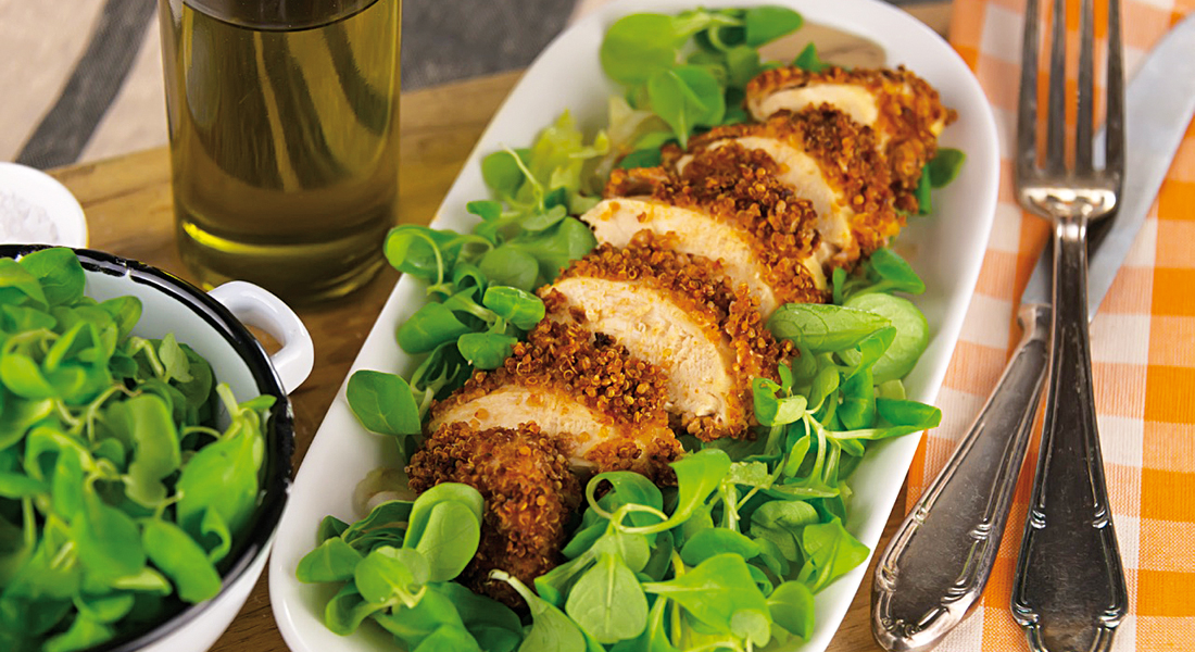 La ricetta del petto di pollo in crosta di quinoa è light e senza glutine