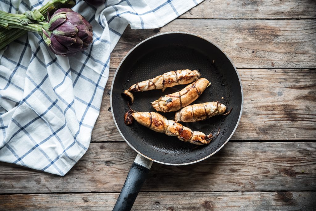 involtini fare gli involtini di petto di pollo con carciofi in padella