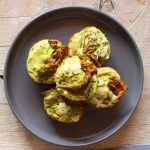 La ricetta dei muffin salati light con zucchine e olive nere