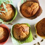 La ricetta light e senza glutine dei muffin alle mandorle e semi di papavero