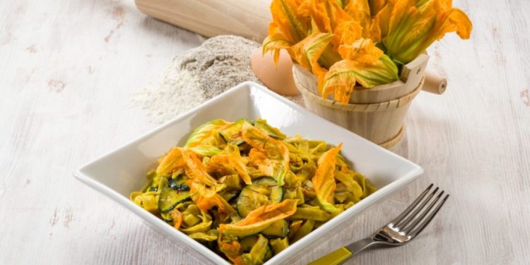 pasta con zucchine e zafferano : un primo saporito