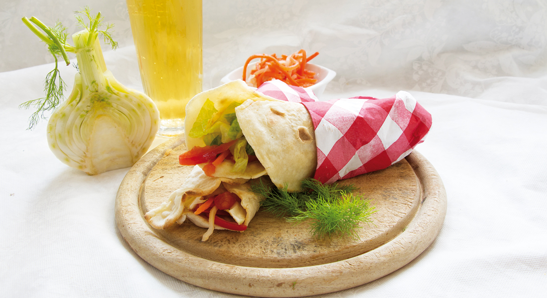 Facili, veloci e light: le piadine con insalata sono adatte a un perfetto picnic.