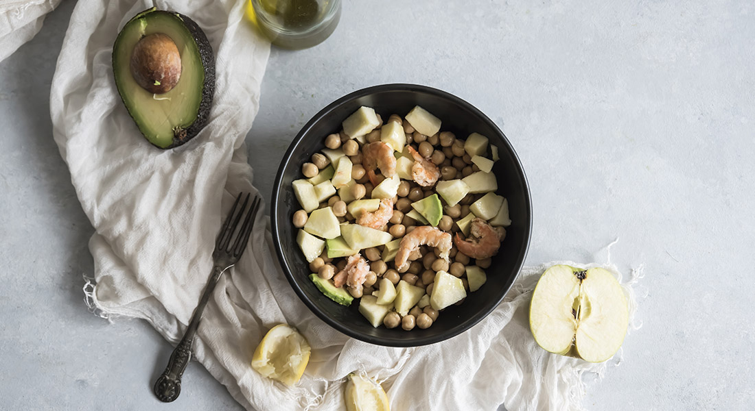 Insalata di ceci, avocado, gamberi e mela verde