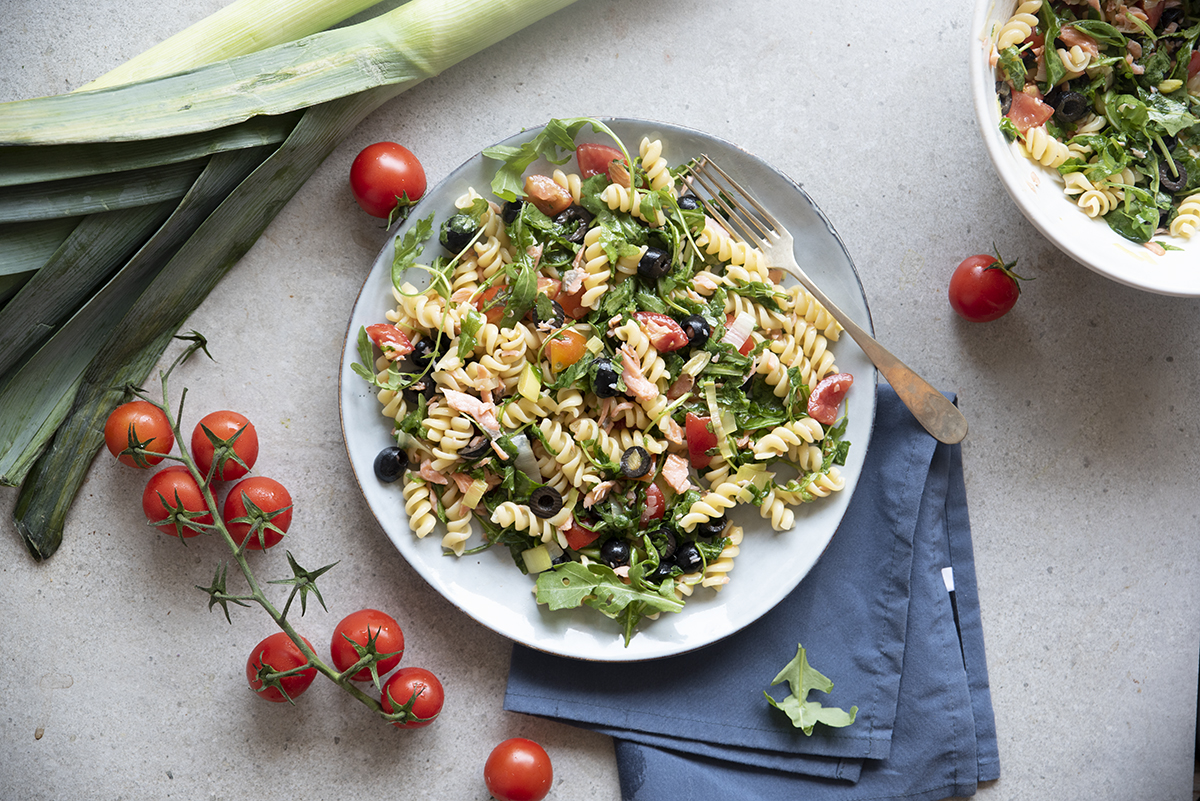 ricette con il salmone: insalata di pasta con salmone, rucola, pomodorini, olive