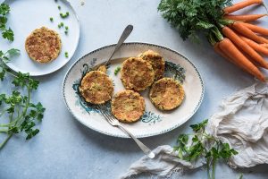 Burger vegetali con carote, patate e piselli