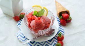 Gelato alla fragola e vaniglia light e senza gelatiera