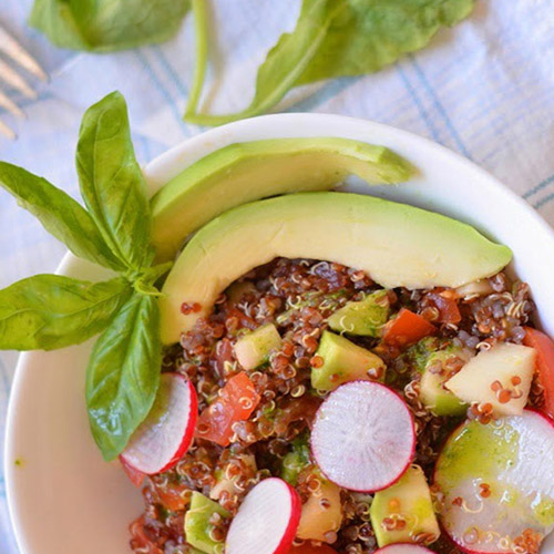 insalata di quinoa rossa, mela verde e avocado