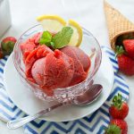 La ricetta semplice e light del gelato alla fragola senza gelatiera