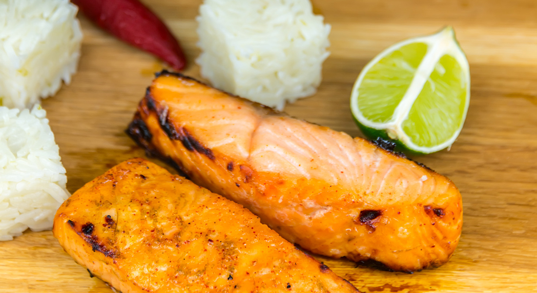 La ricetta del salmone marinato con riso pilaf è un secondo di pesce light e senza glutine.