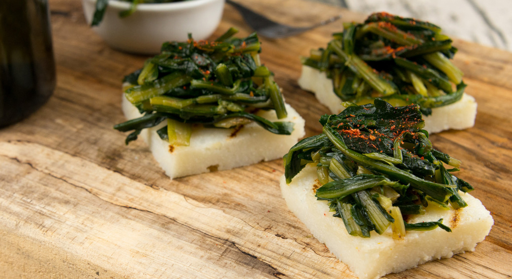 Le tartine di polenta sono un antipasto veloce, senza glutine e light.