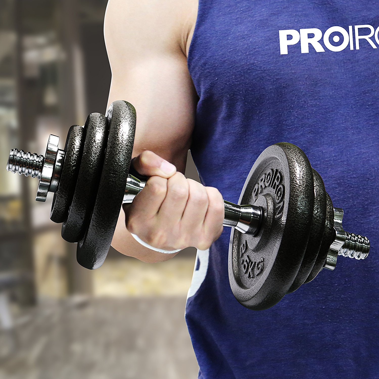 attrezzi fitness: pesi e bilanciare per potenziare braccia e spalle