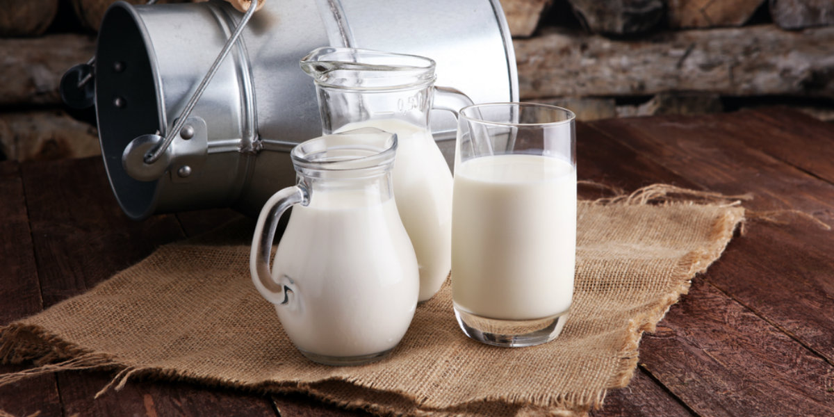 Tutte le proprietà benefiche del latte, dalla vitamina D al calcio, passando per fosforo e sali minerali