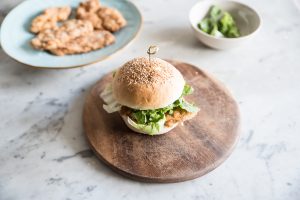 Hamburger con cotoletta di pollo: la ricetta light