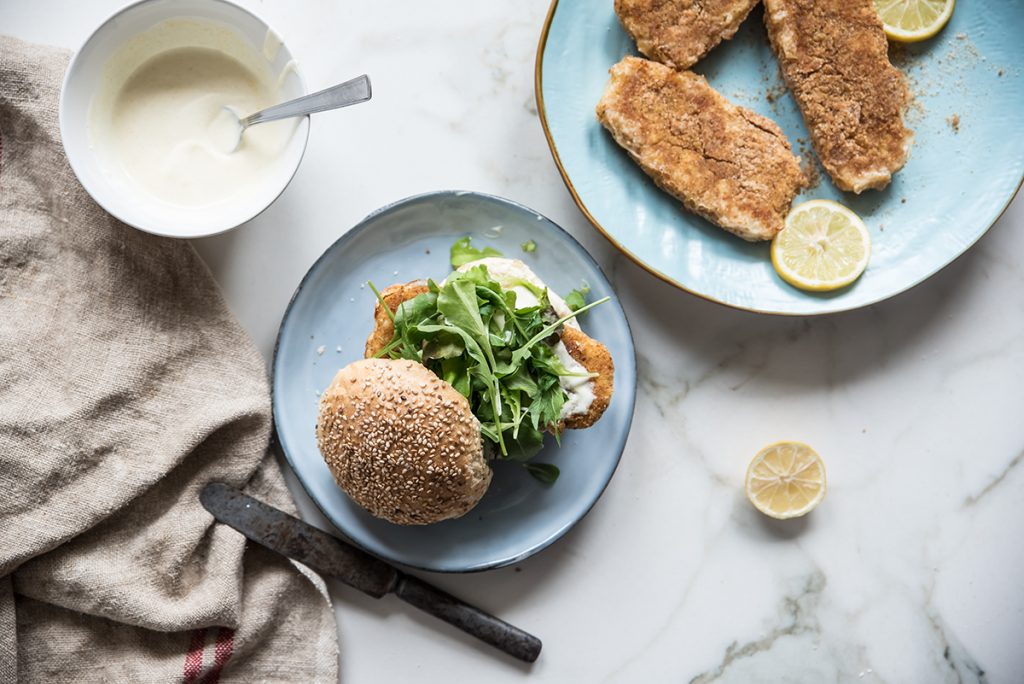 7 ricette light per una serata a tema fast food 3 hamburger con filetti di merluzzo impanato al forno e salsa allo yogurt