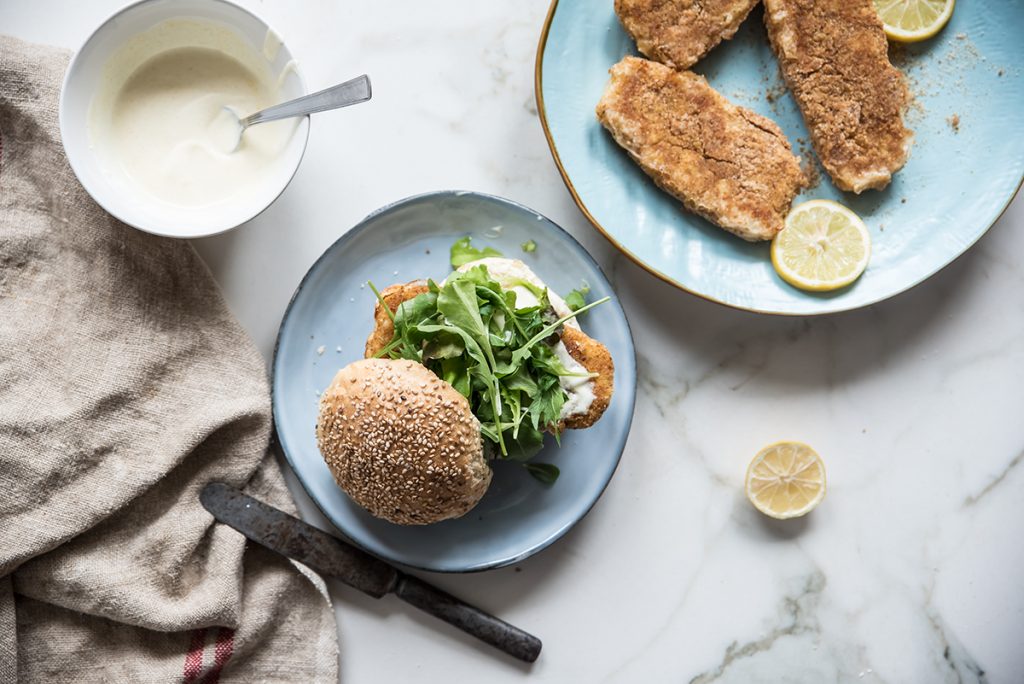 hamburger con filetti di merluzzo impanato al forno e salsa allo yogurt