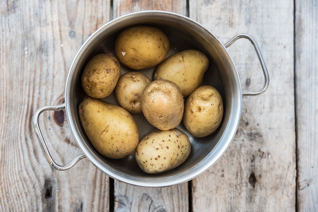 insalata di patate light: lessare le patate