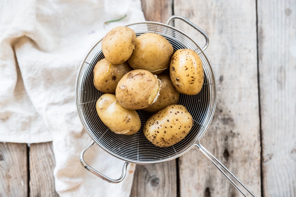 insalata di patate: pelare le patate