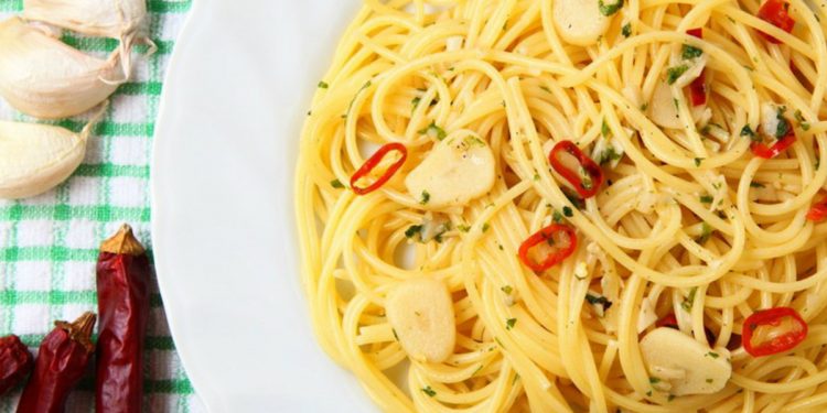 pasta aglio, olio e peperoncino, un primo piatto veloce da realizzare. Ideale se arrivi tardi a casa, se hai il frigo vuoto o se non hai molta voglia di cucinare. Melarossa.it