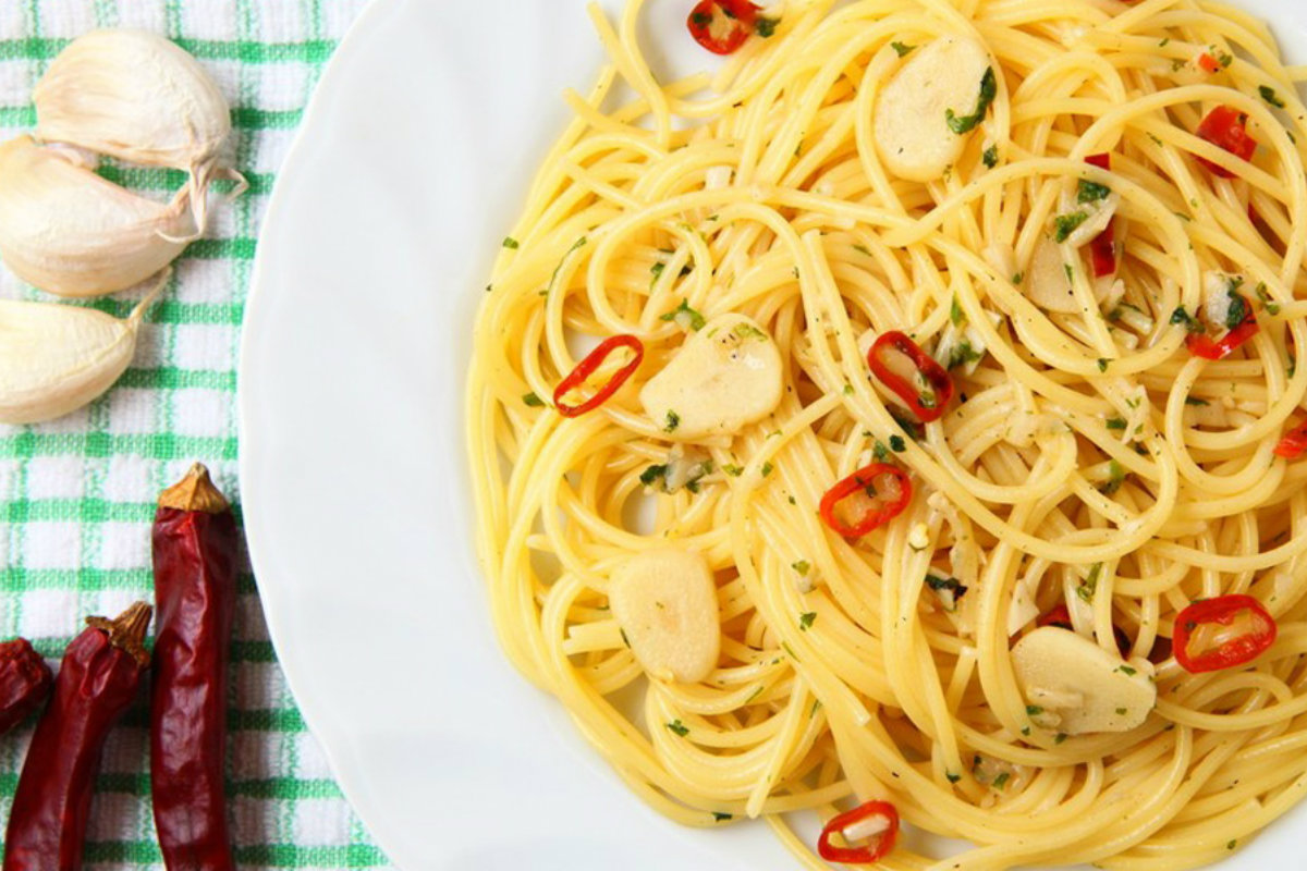 Pasta aglio olio e peperoncino - Ricetta light - Melarossa
