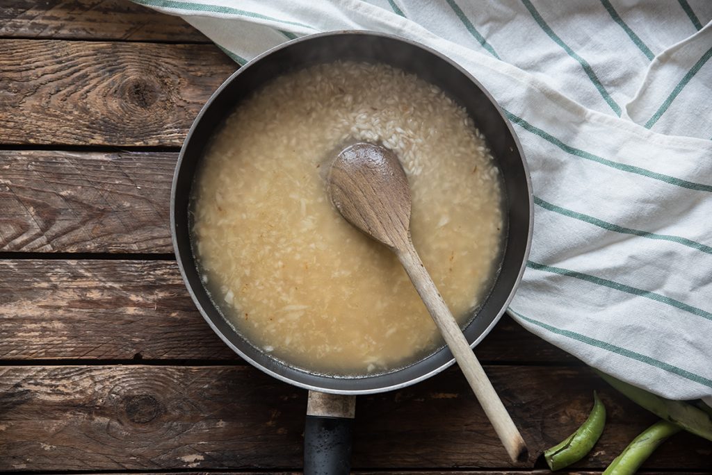 risotto con crema di fave aggiungi il brodo