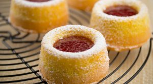 Pasticcini agli agrumi con confettura di lamponi