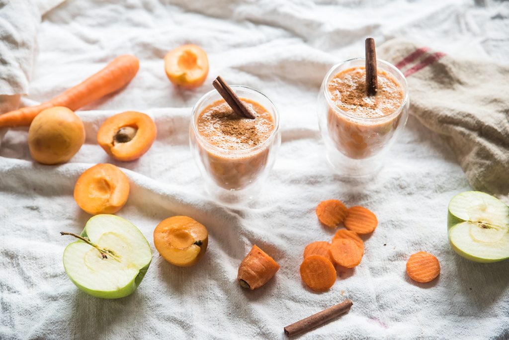 Smoothie albicocche, carote, mela verde e cannella, una ricetta estiva