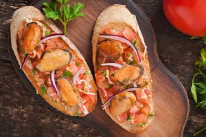 Crostini con cozze e pomodorini