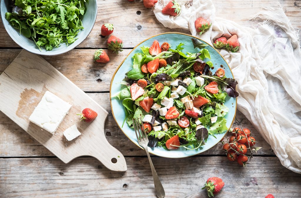 insalata fragole e feta tagliare la feta