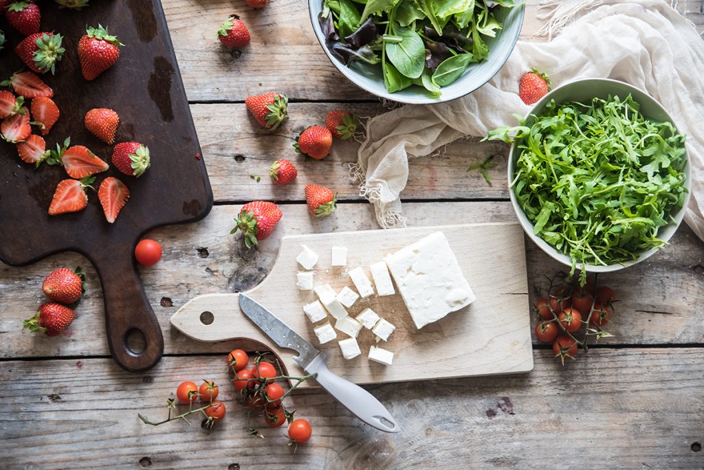insalata fragole e feta tagliare le fragole