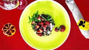 Insalata di riso venere, fragole e feta: la ricetta