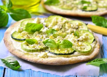 Pizza con zucchine grigliate e germogli di porro