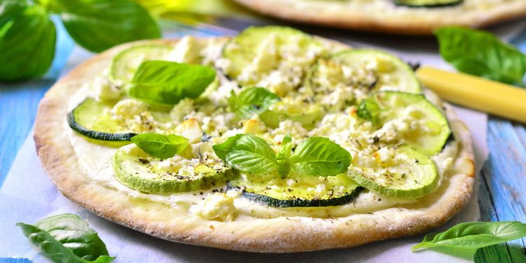 Pizza con zucchine grigliate e germogli di porro