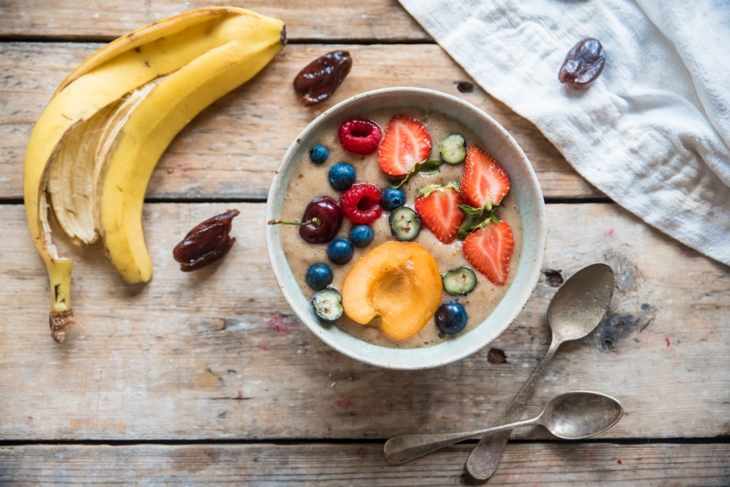 ciotola con latte di avena e frutta fresca