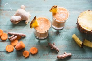 Smoothie di carota, ananas, mela e zenzero