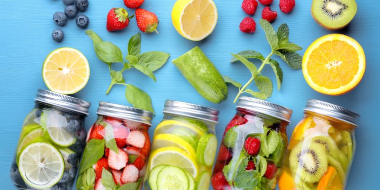 5 barattoli di vetro pieni di frutta fresca diversa