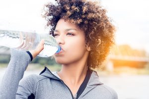 Bere acqua fa dimagrire? Scopri se è vero