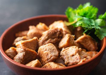 ciotola in coccio con bocconcini di tacchino e prezzemolo