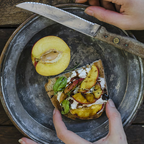 bruschette pesche caprino aceto balsamico