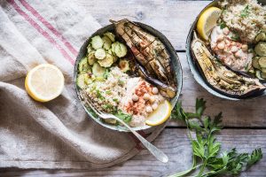 Buddha bowl con quinoa, hummus di ceci, melanzane e zucchine arrosto