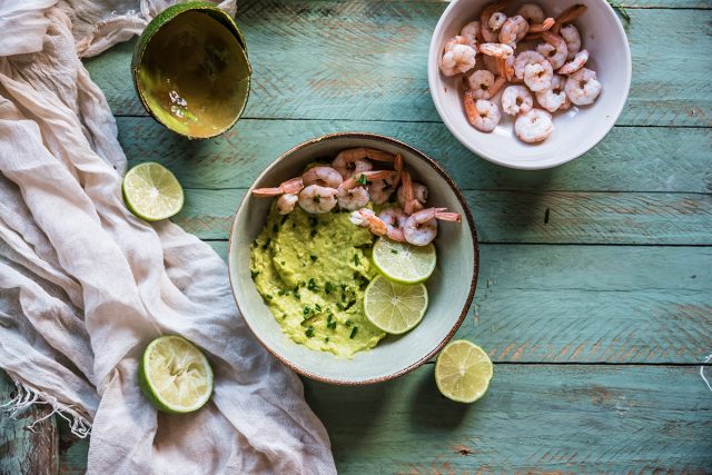 gamberetti salsa avocado preparazione 4