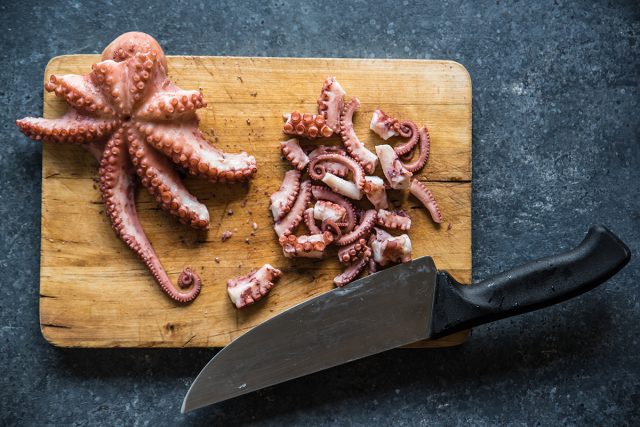 insalata di mare preparazione polpo tagliare