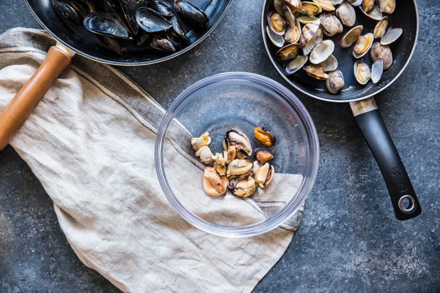 insalata di mare preparazione vongole