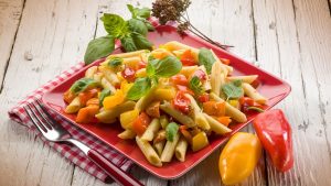Insalata di penne di kamut con peperoni e tonno