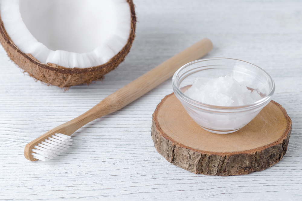 olio di cocco: sbiancante per i denti