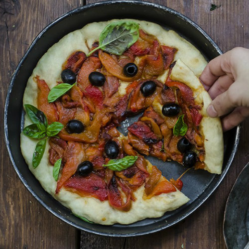 pizza con peperoni e olive, una ricetta light